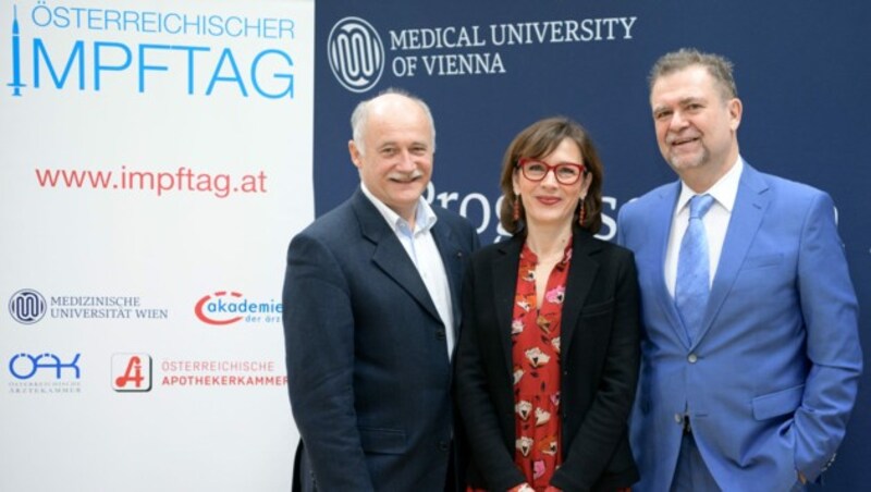 Ursula Wiedermann-Schmidt, Leiterin des Instituts für Spezifische Prophylaxe und Tropenmedizin der MedUni Wien, mit Gerhard Kobinger, Präsidiumsmitglied der Österreichischen Apothekerkammer (links), und Rudolf Schmitzberger, Leiter des Impfreferates der Österreichischen Ärztekammer, bei einer Pressekonferenz zum Impftag 2020 (Bild: Medizinische Universität Wien/APA-Fotoservice/Hörmandinger)