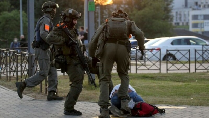 Die Einsatzkräfte in Weißrussland gingen mit Gewalt gegen die zahlreichen Demonstranten vor. (Bild: The Associated Press)