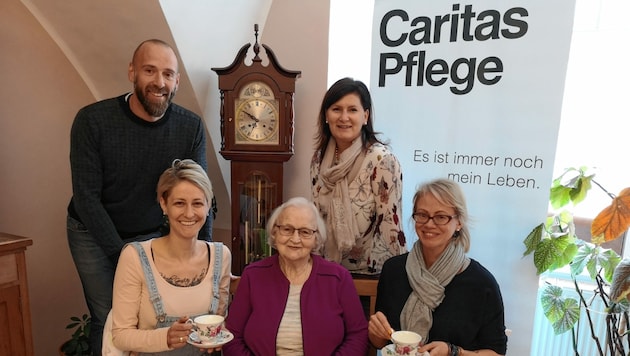 „Haus Elisabeth“-Leiter Michael Possegger, Vizebürgermeisterin Maria Knauder, Janine Scharf, Maria Joham und Michaela Perchtold. (Bild: Caritas)