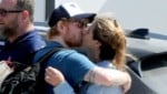 Ed Sheeran küsst seine Frau Cherry Seaborn. (Bild: www.PPS.at)