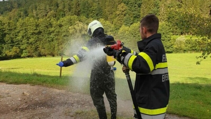 Auf die Rettung folgte die „Abkühlung“ - und Reinigung. (Bild: FF Empersdorf)