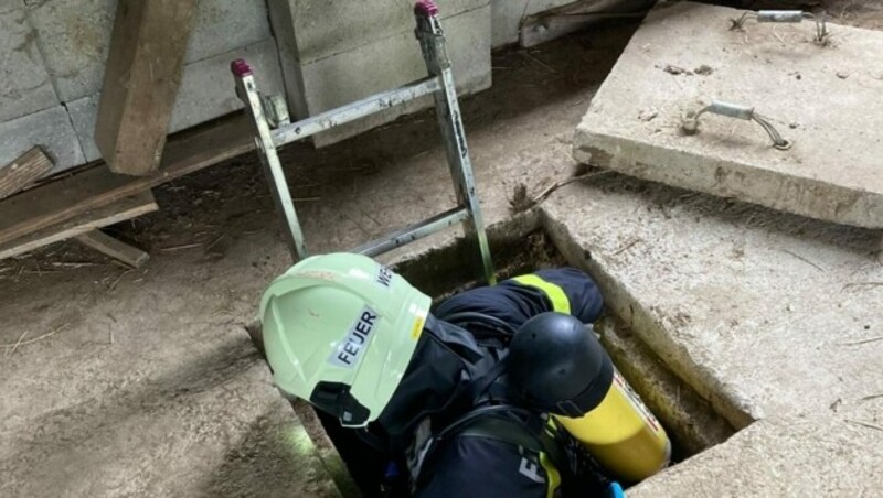 Mit Schutzanzug und Atemschutzgerät stieg der Feuerwehrmann in die Tiefe. (Bild: FF Empersdorf)