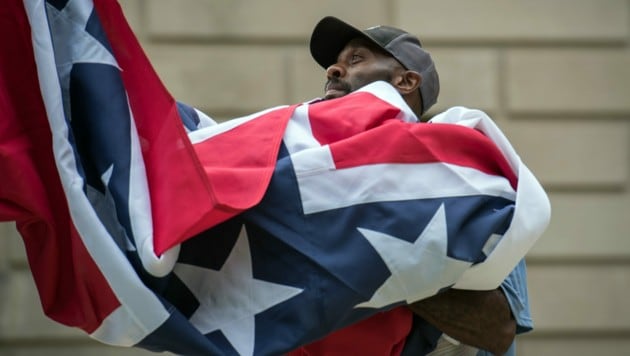 Mississippis Flagge soll nach massiven Protesten im Zuge der „Black Lives Matter“-Bewegung gegen eine neue ersetzt werden. Die alte Variante enthält das Emblem der Konföderierten - für viele ein Symbol des Rassismus und der Sklaverei. (Bild: AFP/Rory Doyle)