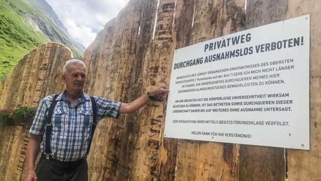 Almbauer Hermann Höllwart hat sein Holztor im Krumltal wieder geöffnet. . (Bild: Franz Neumayr)
