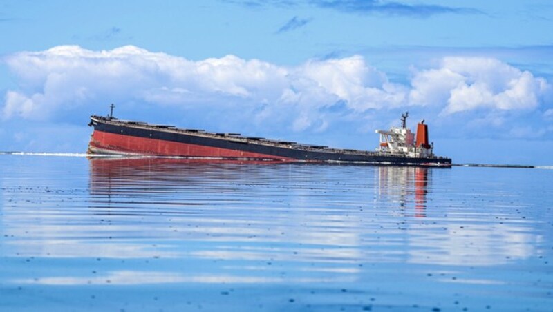 Nachdem die Wakashio auf Grund lief, war das Schiff tagelang Wind und Wellen ausgesetzt. Letztlich brach es auseinander. (Bild: AFP/L'Express Maurice/Daren Mauree)