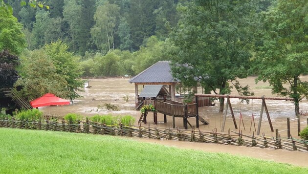 Die Rückseite der Seehütte von Familie Töglhofer wurde komplett überschwemmt (Bild: BFV Weiz)