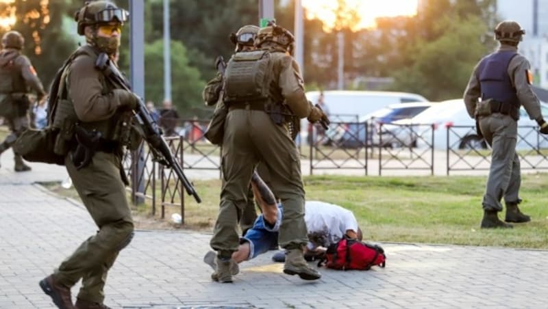 Die weißrussische Polizei hat laut eigenen Angaben bereits auch zu scharfer Munition gegriffen, um die Proteste niederzuschlagen. (Bild: AP)