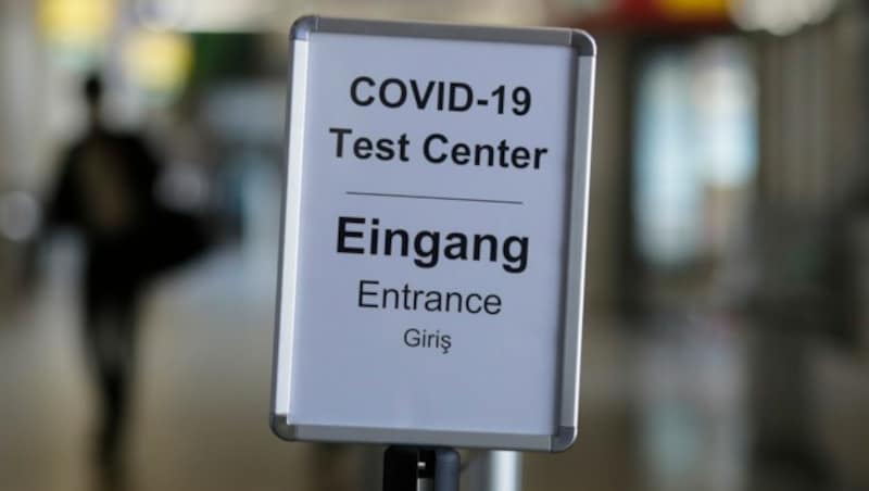 Der Eingang zu einem Testzentrum am Berliner Flughafen Tegel (Bild: Associated Press)