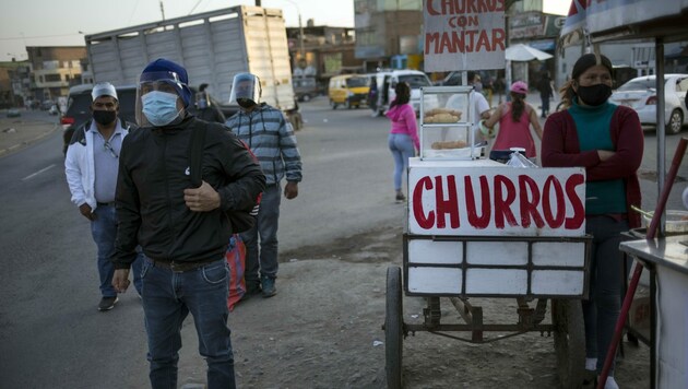 Peru führt nun an Sonntagen wieder Ausgangssperren ein. (Bild: AP)