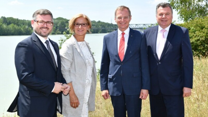 Landesrat Ludwig Schleritzko, Landeshauptfrau Johanna Mikl-Leitner, Landeshauptmann Thomas Stelzer und Landesrat Günther Steinkellner (Bild: NLK Burchhart)