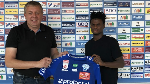 Samson Okikiola Tijani (18) mit TSV Hartberg Geschäftsführer Erich Korherr (Bild: TSV Hartberg)