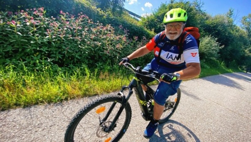 Chef-Panda Bernhard Staudacher im Sattel seines E-Bikes. (Bild: Wallner Hannes)