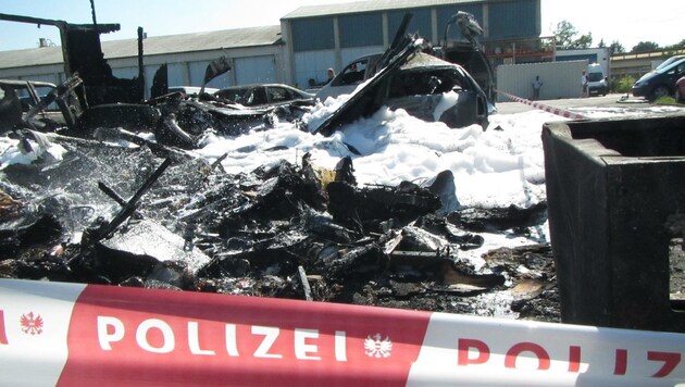 Jetzt ermitteln Spezialisten der Polizei die genaue Ursache für den heftigen Brand. (Bild: Presseteam der FF Wiener Neustadt)