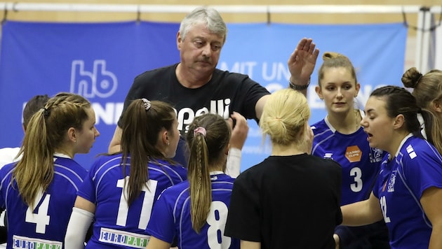 Trainer Uli Sernow mit den Girls von Volleyball-Erstligist PSVBG Salzburg. (Bild: Tröster Andreas)