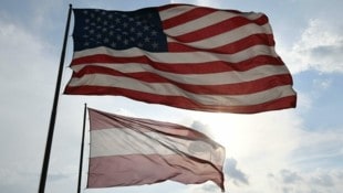 US-Fahne und Österreich-Fahne