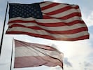 US-Fahne und Österreich-Fahne