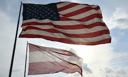 US-Fahne und Österreich-Fahne