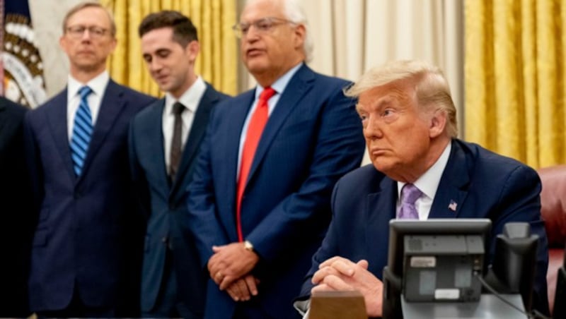 US-Präsident Donald Trump präsentierte die „historische Vereinbarung“ im Beisein des israelischen Botschafters David Friedman (links neben Trump) und weiterer Personen, die an den Verhandlungen teilgenommen hatten. (Bild: AP)