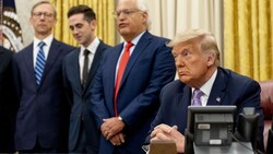 US-Präsident Donald Trump präsentierte die „historische Vereinbarung“ im Beisein des israelischen Botschafters David Friedman (links neben Trump) und weiterer Personen, die an den Verhandlungen teilgenommen hatten. (Bild: AP)