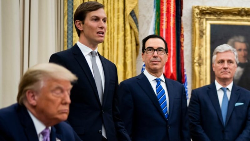 Schwiegersohn Jared Kushner (2. v. links) spielt eine wichtige Rolle in der Nahost-Politik Trumps. (Bild: APA/Getty Images via AFP/GETTY IMAGES/POOL)