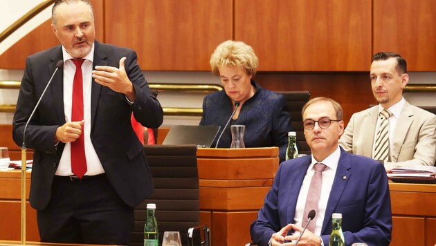Doskozil bei seiner Rede, neben ihm sitzt der neue Landesrat. (Bild: Judt Reinhard)