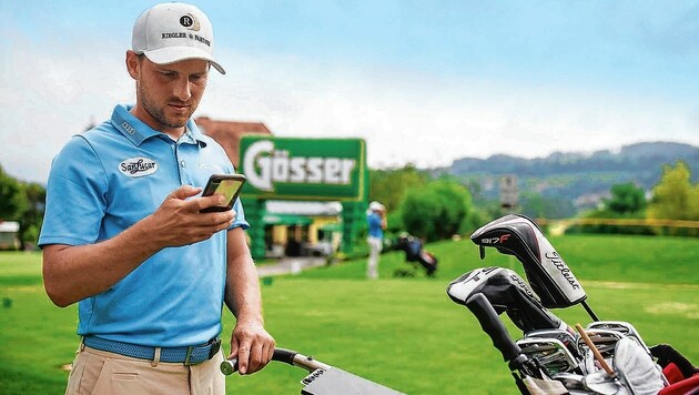 Statt auf der Score-Karte tragen die Golfer um den Steirer Lukas Nemecz die Schläge der Spieler gleich am Handy ein. (Bild: GEPA pictures)