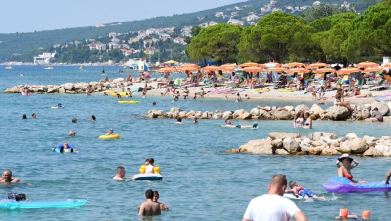 Sonnenschirm an Sonnenschirm urlauben viele derzeit in Kroatien - Österreich warnt nun vor Reisen in das beliebte Urlaubsland. (Bild: AFP)