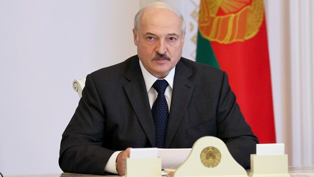 Präsident Alexander Lukaschenko fordert sein Volk auf, wieder an die Arbeit zu gehen. (Bild: AP)