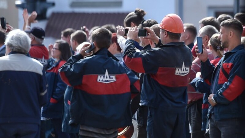 Die Arbeiter des staatlichen Autowerks MAZ haben wie viele Kollegen in anderen Branchen des Landes die Arbeit niedergelegt. (Bild: APA/AFP/Sergei GAPON)