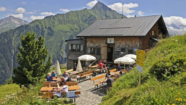 Die urige Gamshütte - umrahmt von wunderbarem Panorama. (Bild: Peter Freiberger)