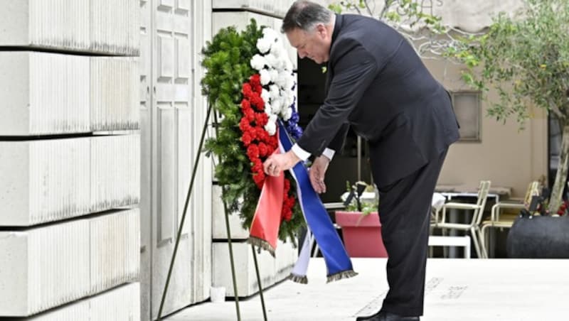 US-Außenminister Mike Pompeo während der Kranzniederlegung vor dem Holocaust-Denkmal am Judenplatz (Bild: APA/Hans Punz)