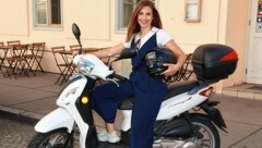 Simone Stribl auf ihrem Moped - am Montag begrüßt sie wieder zu den „Sommergesprächen“ (21:05 Uhr, ORF 2). (Bild: Zwefo)