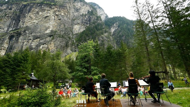Das Ensemble der Philharmonie Salzburg geigte vor der Himmelwand auf. (Bild: Gerhard Schiel)