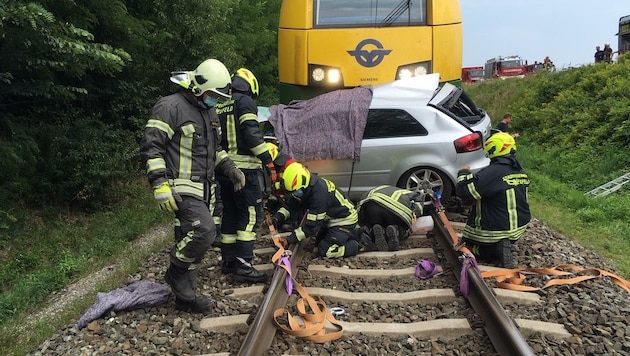 Ein tödlicher Zusammenstoß mit Zug - Einsätze belasten die Helfer. (Bild: FF Steinbrunn)