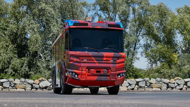 Rosenbauer-Vorstandschef Dieter Siegel sieht viel Potenzial im neuen hybriden Feuerwehrfahrzeug RT. (Bild: Rosenbauer)