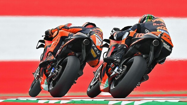 Pol Espargaro (l. neben Brad Binder) holte für KTM am ersten Trainingstag die Bestzeit. (Bild: AFP or licensors)