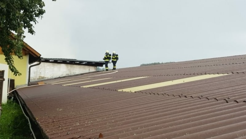 Der Löscheinsatz dauert an. (Bild: Bachhiesl)