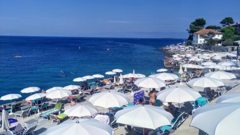 Gut gefüllter Hotelstrand in der kleinen Ortschaft Veli Lošinj auf der gleichnamigen Insel südlich von Rijeka. Auf der kroatischen Insel gab es nach Angaben von Einheimischen bisher einen einzigen Corona-Fall. (Bild: krone.at)