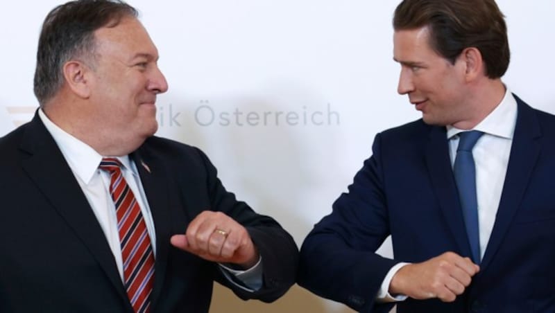 Ellbogen-Gruß zwischen US-Außenminister Mike Pompeo und Bundeskanzler Sebastian Kurz in Wien (Bild: AP)