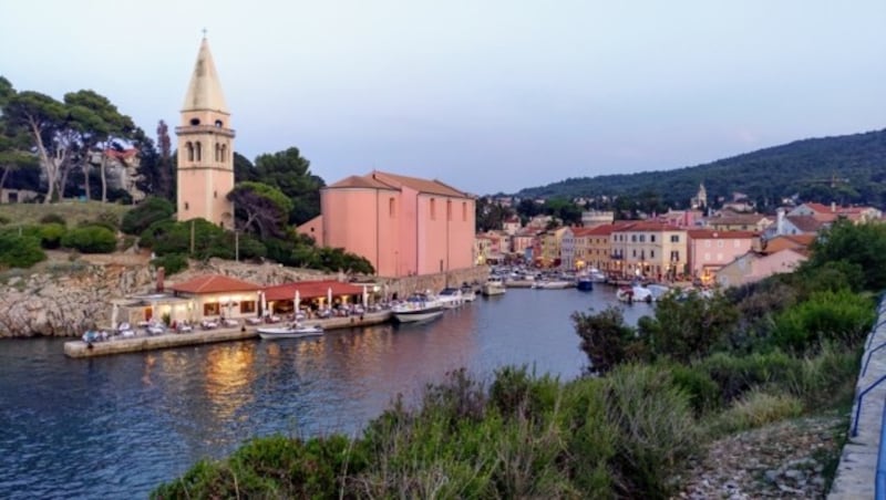 Der Hafen von Veli Lošinj: Während nach wie vor zahlreiche deutschsprachige Touristen hier unterwegs sind, stärken heuer auch vermehrt Einheimische und Italiener die örtliche Wirtschaft. (Bild: krone.at)