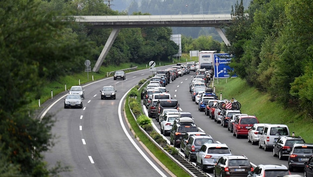 Bereits vor einer Woche staute es sich auf der A11 in Richtung Slowenien. (Bild: SOBE HERMANN)