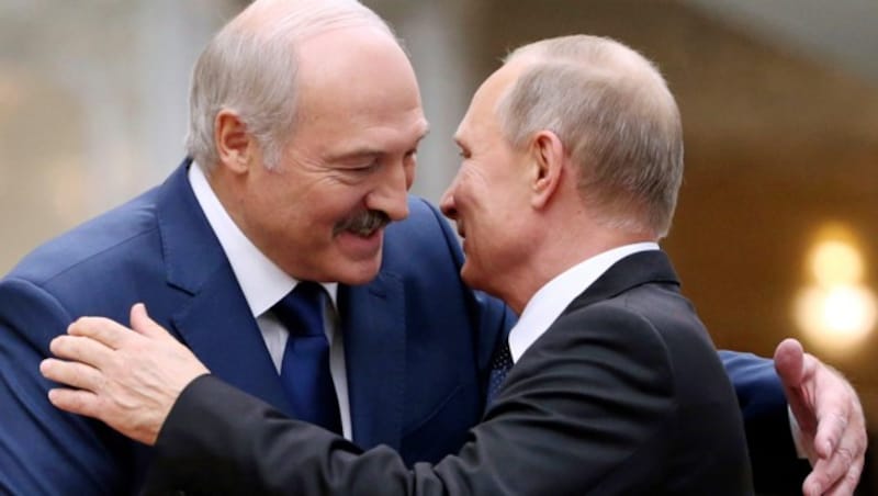 Alte Liebe rostet nicht: Lukaschenko (li.) und Putin (Bild: ASSOCIATED PRESS)