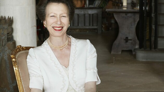 Prinzessin Anne posierte anlässlich ihres 70. Geburtstages in einem weißen Kleid. (Bild: AFP)
