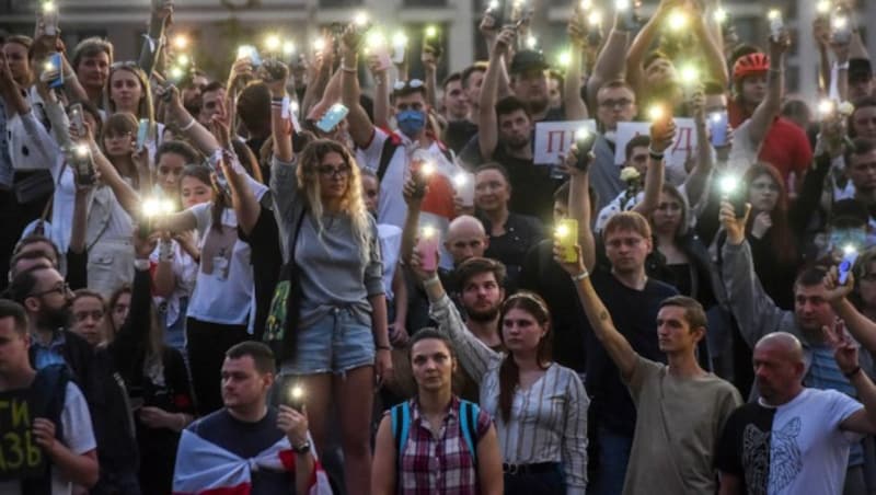 Demonstranten in Minsk (Bild: AFP)