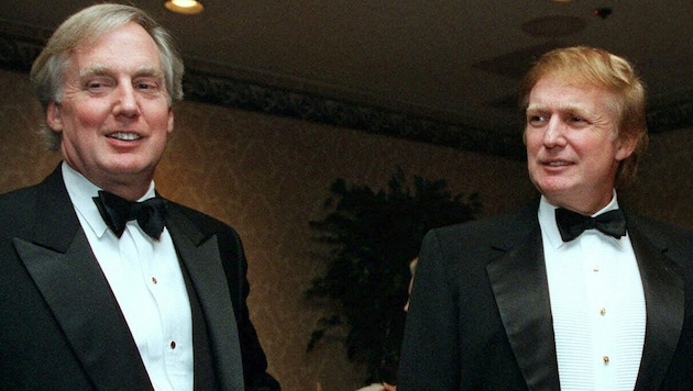 Donald und sein jüngerer Bruder Robert Trump (links) auf einem Archivfoto von November 1999 (Bild: AP)