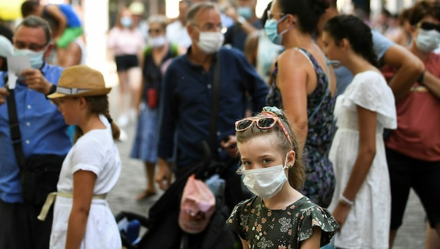 In ganz Paris gilt eine Maskenpflicht. Frankreich verzeichnete am Samstag die höchste Zahl neuer Ansteckungen seit drei Monaten. (Bild: AFP)