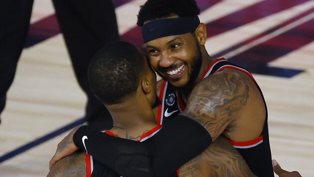 Carmelo Anthony (R) umarmt Damian Lillard. (Bild: AP/Kevin C. Cox)
