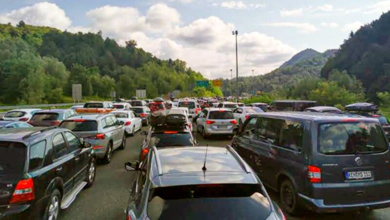 Der erste Staupunkt bei der Rückreise nach Österreich war noch vor der slowenischen Grenze. (Bild: krone.at)