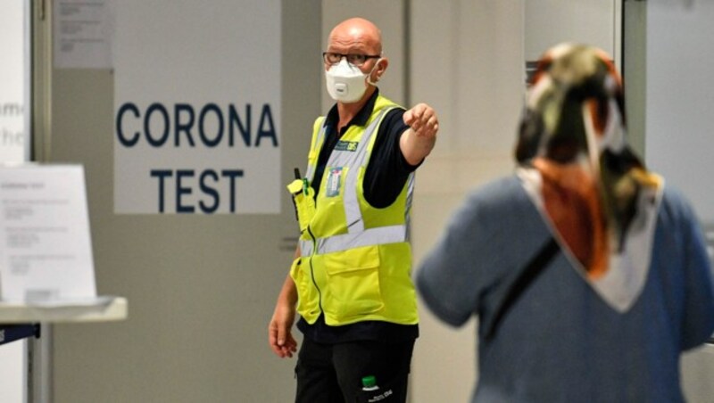 Corona-Tests werden auch an den deutschen Flughäfen durchgeführt - wie hier in Düsseldorf. (Bild: AP)