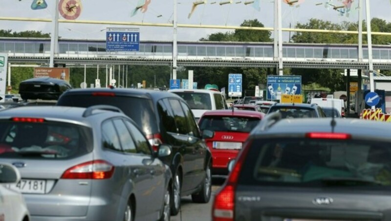 Stau vor dem Grenzübergang Spielfeld (Bild: APA/Erwin Scheriau)